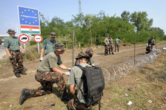Határzár - Elkezdték a drótakadály telepítését Ásotthal
