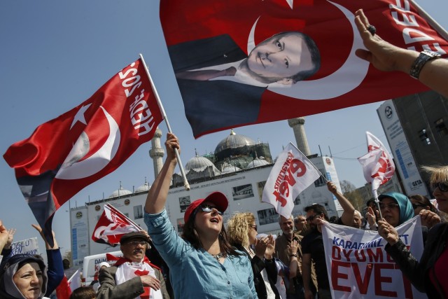 erdoganovi prívrženci oslavujú 2