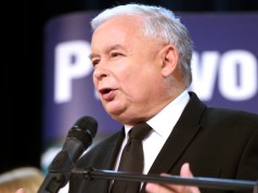 Kaczynski: Za problémy s migrantmi môže Merkelová, nech nesie následky