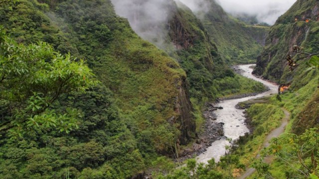 syia-49HQCn6eZz83wxsuQ.1280~Views-of-winding-Pastaza-river-and-sheer-mountains