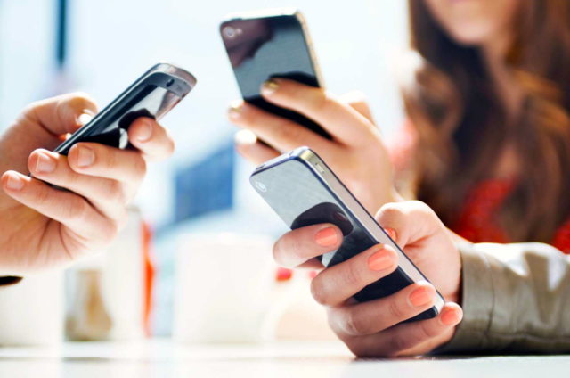 na telefón sa pozeráme priemerne 50-krát za deň 1