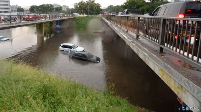 slovensko-pocasie-dazde-zaplavove-bratislava-bax_01-clanokW