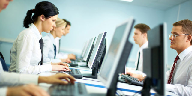 na prácu sa sústredíme len hodinu denne, vyrušujú nás sociálne siete či e-maily 2