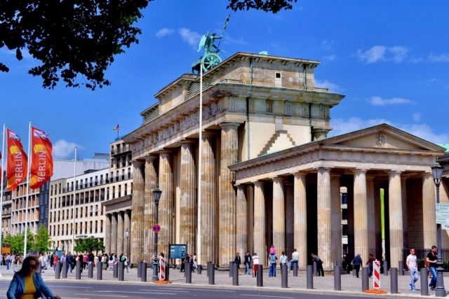 východ nemecka pracuje dlhšie a za menej peňazí ako západ 1