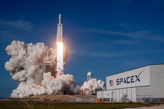 raketa muskovej spacex podnikla svoj prvý komerčný let 1