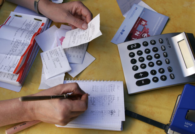 štyria z desiatich slovákov platia účty neskoro 2