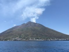 Talianska sopka Stromboli chrlí dym, lávu a kusy horniny