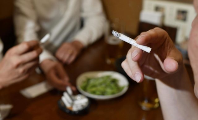 zákaz fajčenia v reštauráciách by sa mohol rozšíriť aj na terasy 1