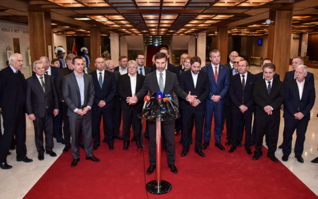 poslanci smeru súhlasili s obvineným predsedom, polícia sa tým zaoberá