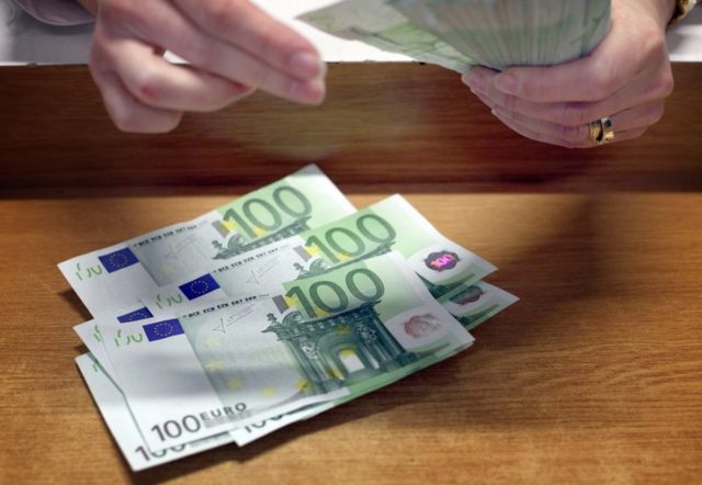 banky opäť zvyšujú poplatky, niektor