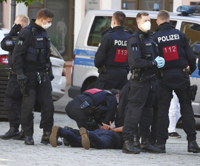 nemecko_protest_policia