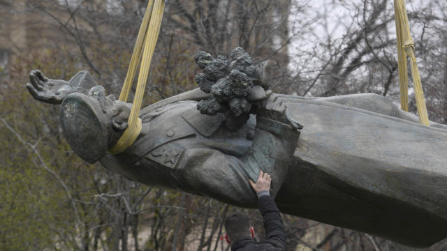 nemecký historik_chápem emócie okolo koneva, ale jeho sochu by som zachoval 1