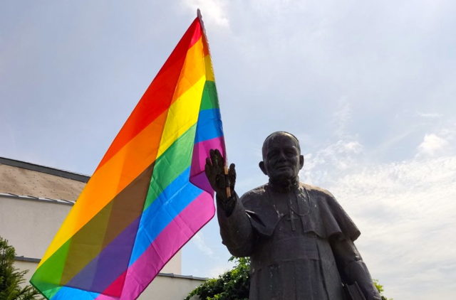 duhova_vlajka_socha_jan_pavolII