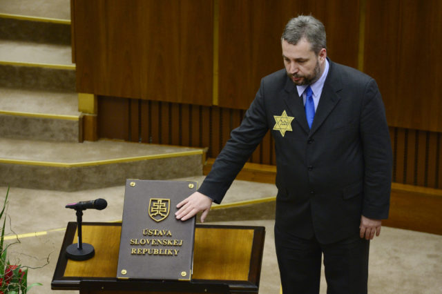 skupina poslancov okolo dostála chce vyhlásiť 28. október za štátny sviatok