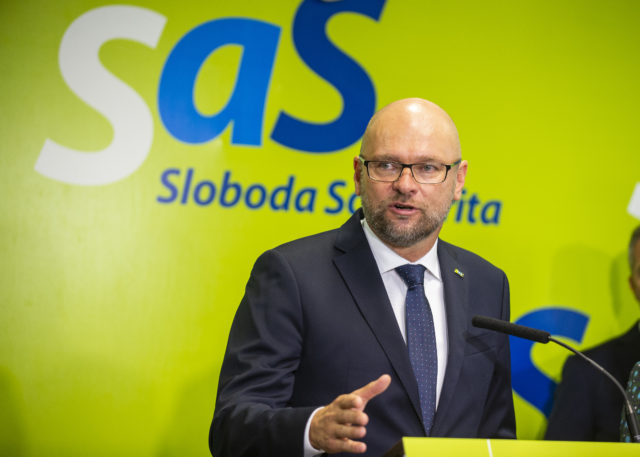 sulík má vysvetliť, prečo sa sr vzdala predkupného práva na akcie vse holding