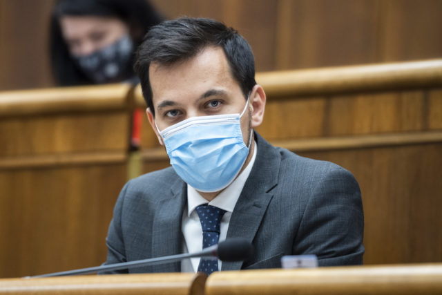 šeliga podal na poslancov ľsns podnet pre nenosenie rúšok v pléne