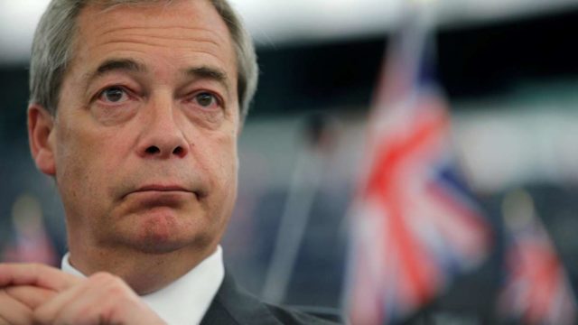 nigel farage_nahraďme lockdowny, obmedzenia a vyhrážky lokálnymi opatreniami