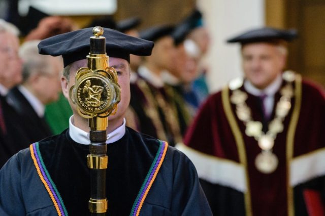 vysokoškolské tituly bude možné odoberať, schválila to vláda