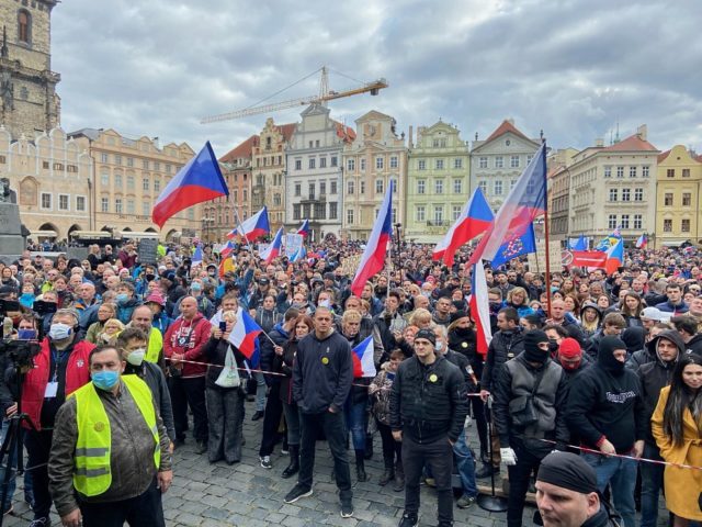 klaus na demonštrácii_očkovať sa nenechám_diktát vlády musí prestať