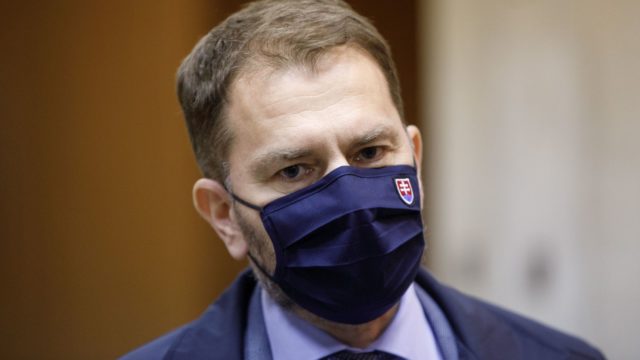 vláda najneskôr v pondelok rozhodne o plošnom testovaní