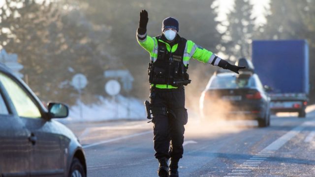 koniec policajných kontrol_v česku sa skončil núdzový stav x