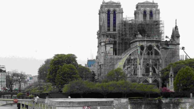 paríž čelí žalobe pre olovo pri notre-dame 2