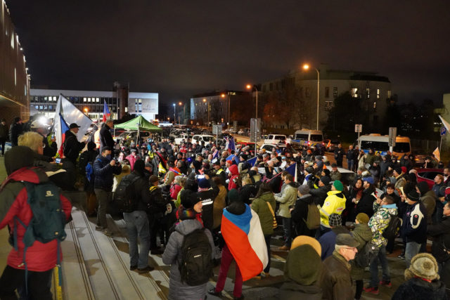 prečo nám klamete_pýtali sa stovky demonštrantov pred budovou českej televízie