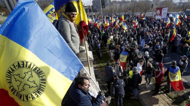 v rumunsku protestovali proti covidpasom, demonštranti sa pokúsili preniknúť do parlamentu