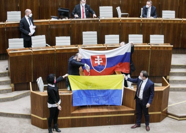 ukrajinska_vlajka_nrsr_polievanie