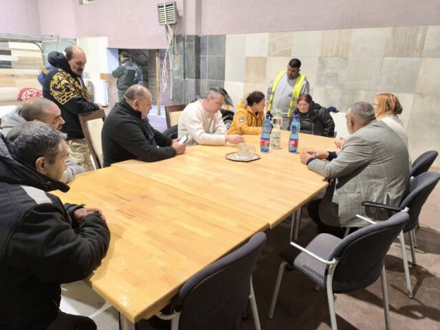 V Kozárovciach zahynuli pri požiari tri deti a ich matka. Rodina potrebuje okamžitú pomoc KOZÁROVCE – 25. november 2025 V časti Domky v obci Kozárovce vypukol v utorok neskoro večer ničivý požiar, ktorý si vyžiadal štyri obete – tri deti vo veku 3, 5 a 8 rokov a ich matku. Oheň zachvátil skromné obydlie krátko pred polnocou a úplne ho zničil. Otec rodiny, ktorý pracuje v Českej republike, sa o tragédii dozvedel počas pracovného pobytu a okamžite sa vrátil na Slovensko. Po požiari mu zostali na starostlivosť ďalšie štyri maloleté deti. Na miesto dorazili tímy krízovej intervencie z organizácie Ip-čko, regionálni kolegovia a terénni sociálni pracovníci, ktorí poskytovali psychologickú aj sociálnu pomoc rodine a obyvateľom obce. Tragédia si vyžiadala priamu reakciu aj zo strany štátu. Splnomocnenec vlády SR pre rómske komunity Alexander Daško prerušil rokovanie vlády vo Vyšnom Orlíku a vycestoval do Kozároviec. Na mieste rokoval so starostom obce a prisľúbil pomoc v rámci kompetencií úradu pri riešení následkov udalosti. Rodina v súčasnosti najviac potrebuje oblečenie pre deti, základné potraviny a podporu pri obnove zničeného domu. Na sociálnych sieťach sa už začali organizovať spontánne zbierky, do ktorých sa zapájajú jednotlivci aj organizácie. „Je nám nesmierne ľúto zbytočne vyhasnutých životov najchudobnejších občanov, ktorých mimoriadne zlé životné podmienky bývajú častou príčinou podobných nešťastí,“ uviedli zástupcovia úradu splnomocnenca. Tragédia v Kozárovciach opäť otvorila otázku bezpečného bývania a dlhodobej podpory rodín žijúcich v extrémnej chudobe.