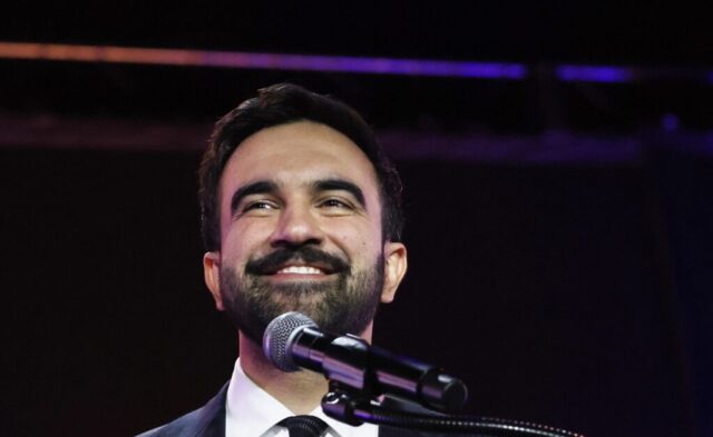 Kandid·ta na prim·tora New Yorku Mamdaniho v kampani podporili zn·mi æaviËiari